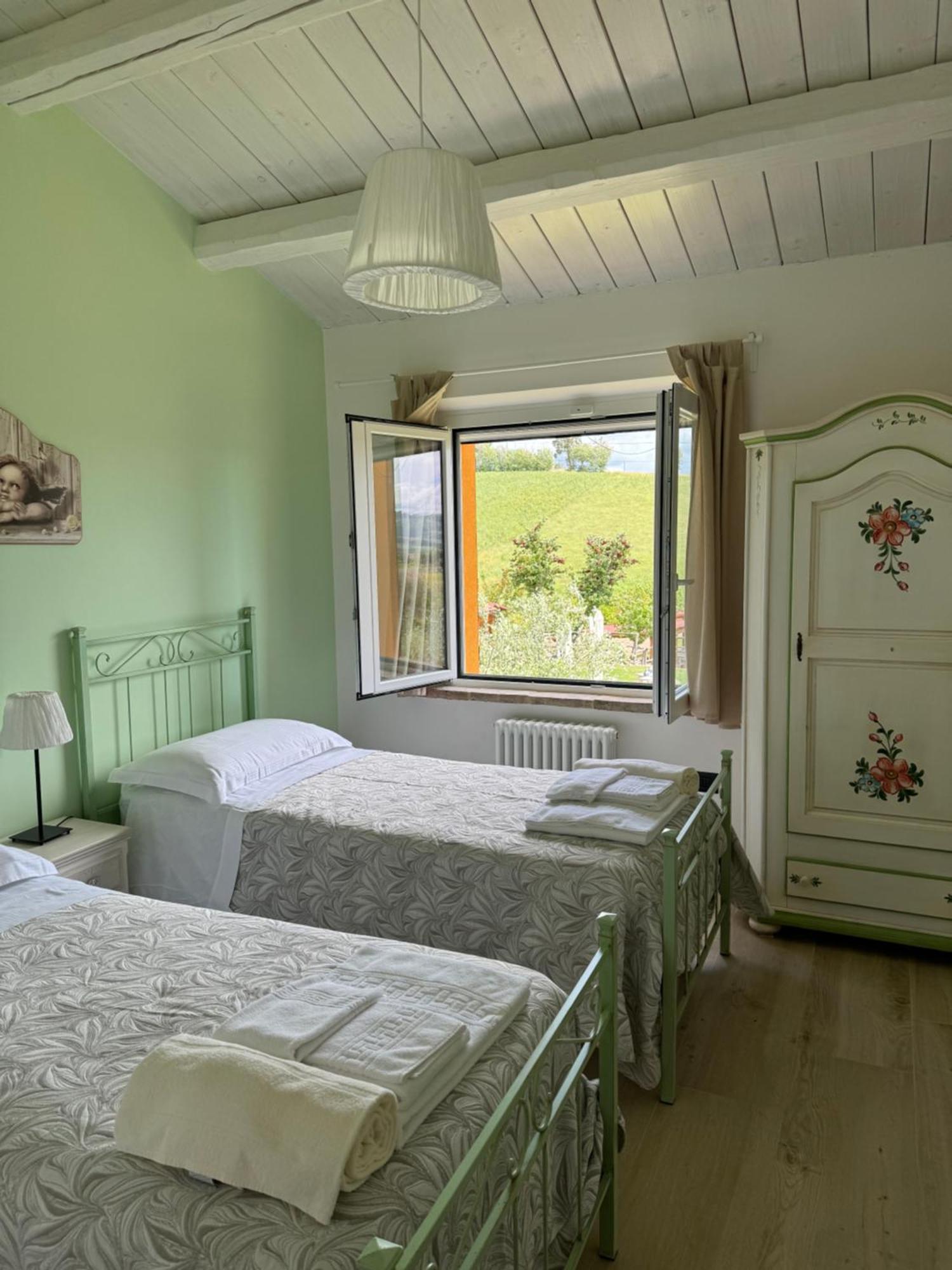 Montenovo Country House Ostra Vetere Phòng bức ảnh